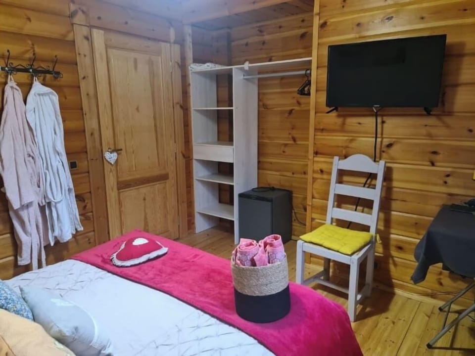 Comfort Room, 1 Queen Bed, Non Smoking, Pool View | Iron/ironing board (on request), WiFi (free)