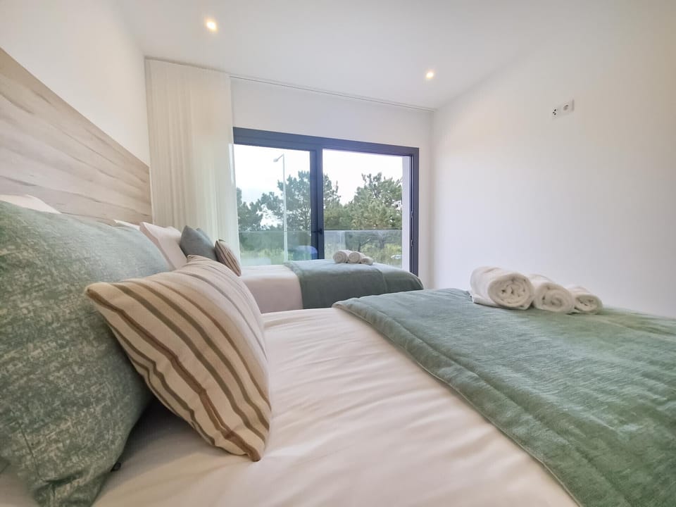 Flat on the Portuguese Silver Coast, 3 bedrooms, sea view, shared pool. Easy access to Nazaré beach. Ideal for a memorable holiday. SCH