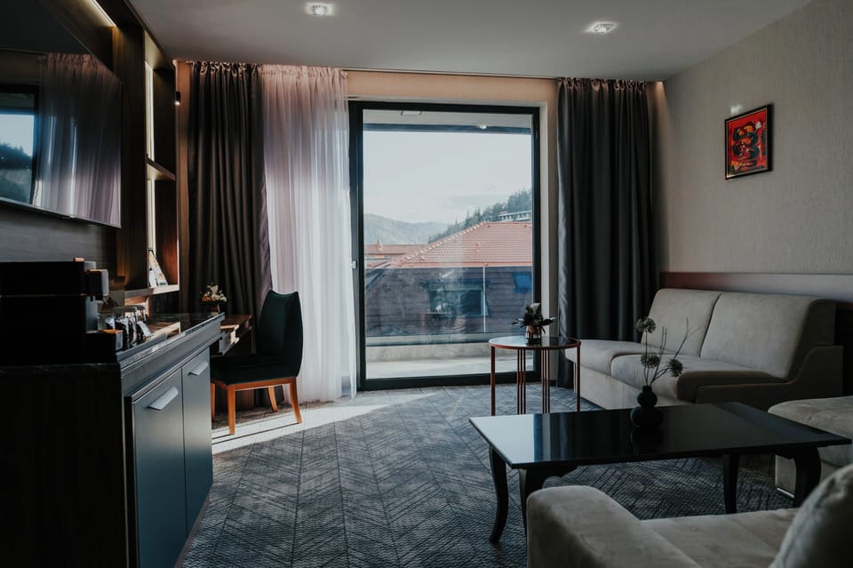 Superior Suite | In-room safe, desk, laptop workspace, soundproofing