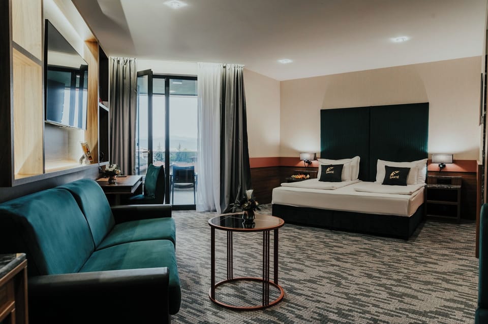 Deluxe Studio | In-room safe, desk, laptop workspace, soundproofing