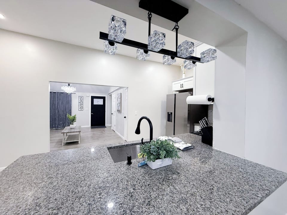 Fully-equipped Kitchen (3)