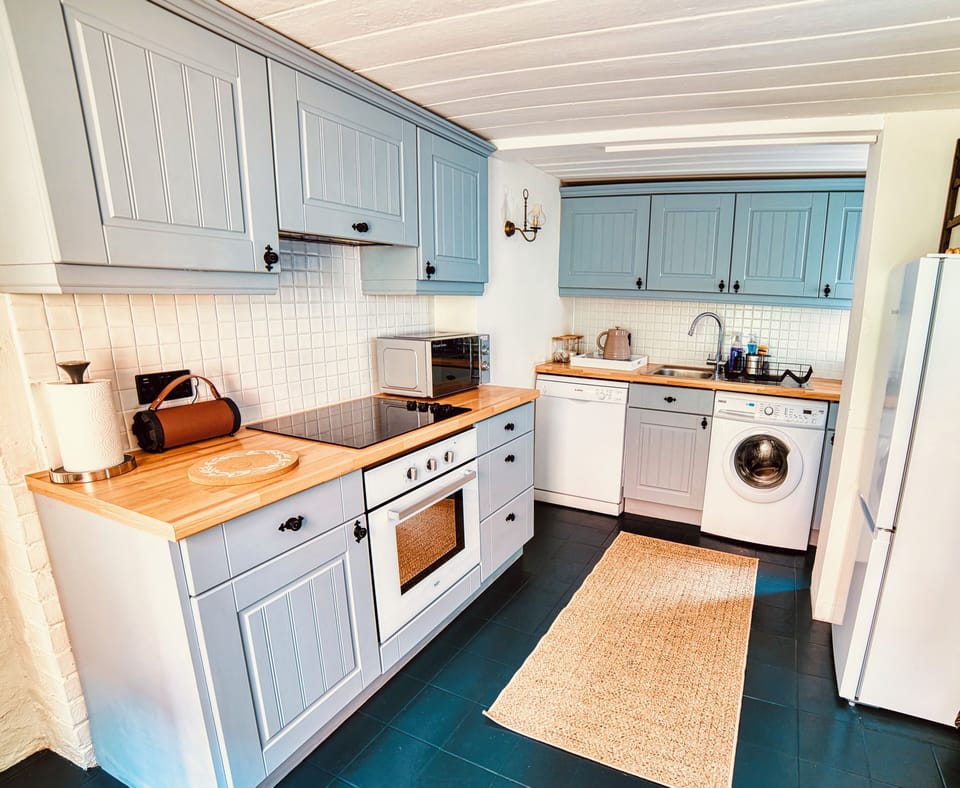 Cook in or eat out – cafés, pubs & seafront just minutes away