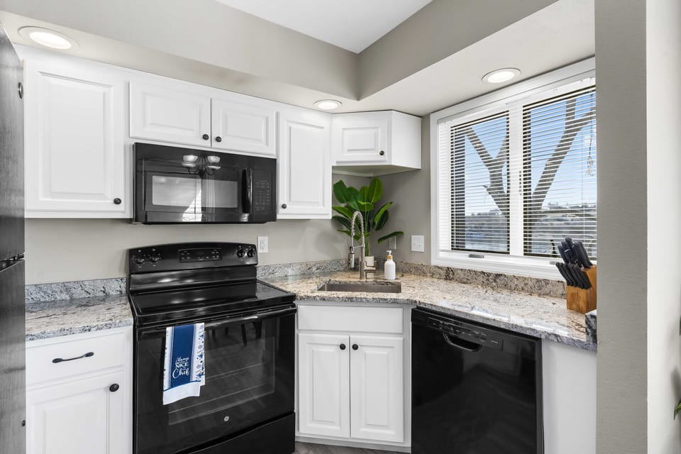 Condo, Multiple Beds, Balcony (Stillwater Retreat) | Private kitchen | Fridge, microwave, oven, stovetop