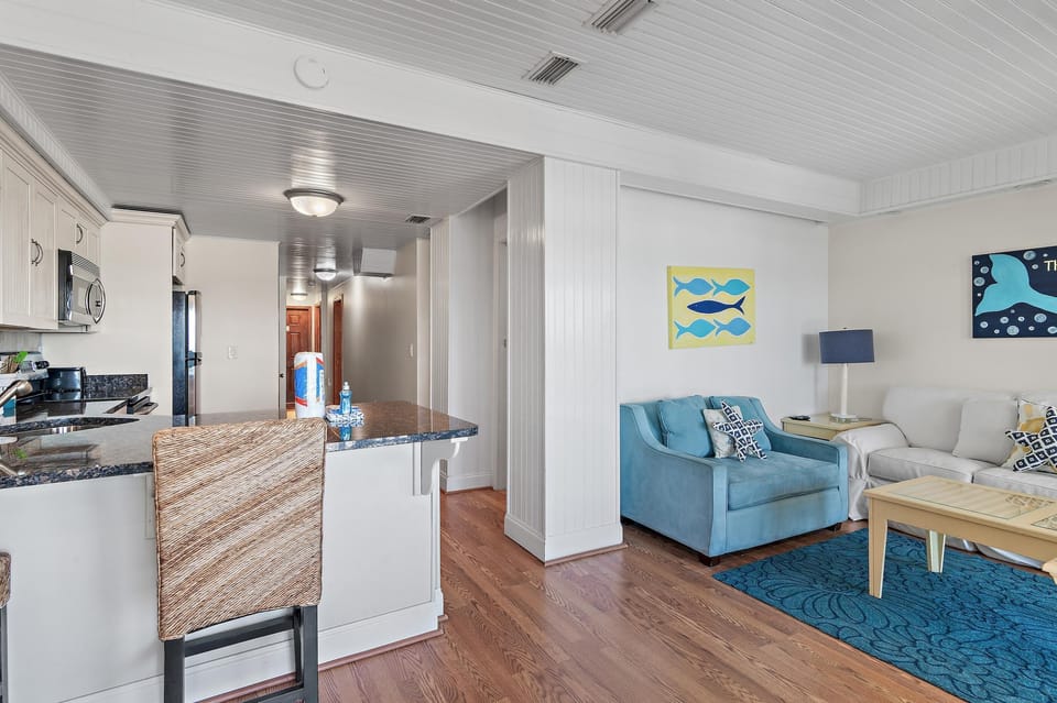 House, Multiple Beds (Green Reef #8- Beachy Keen) | Living area