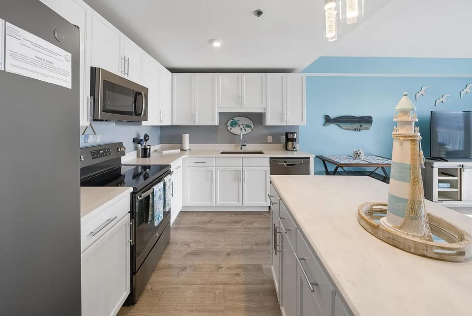 Condo, 1 King Bed with Sofa bed (Laketown Wharf 905) | Private kitchen | Oven, toaster