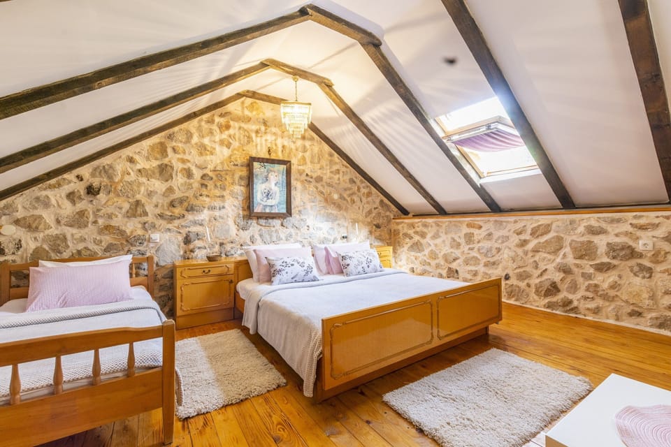 House (Apartment with Terrace (Marin HH)) | Cribs/infant beds