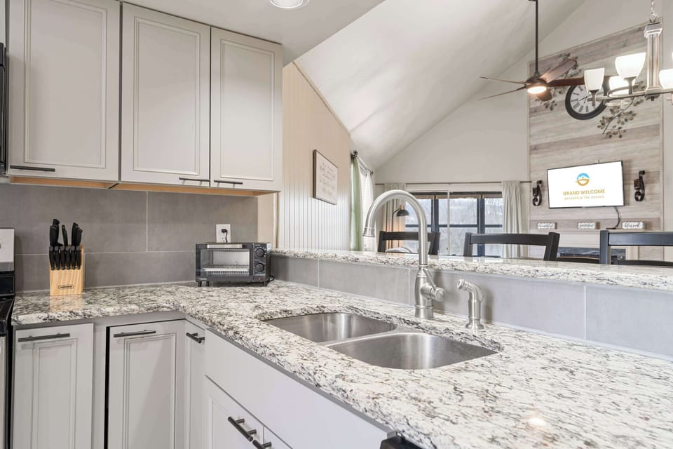 Condo, Multiple Beds, Patio, Golf View (The Cozy Retreat) | Private kitchen | Fridge, microwave, oven, stovetop