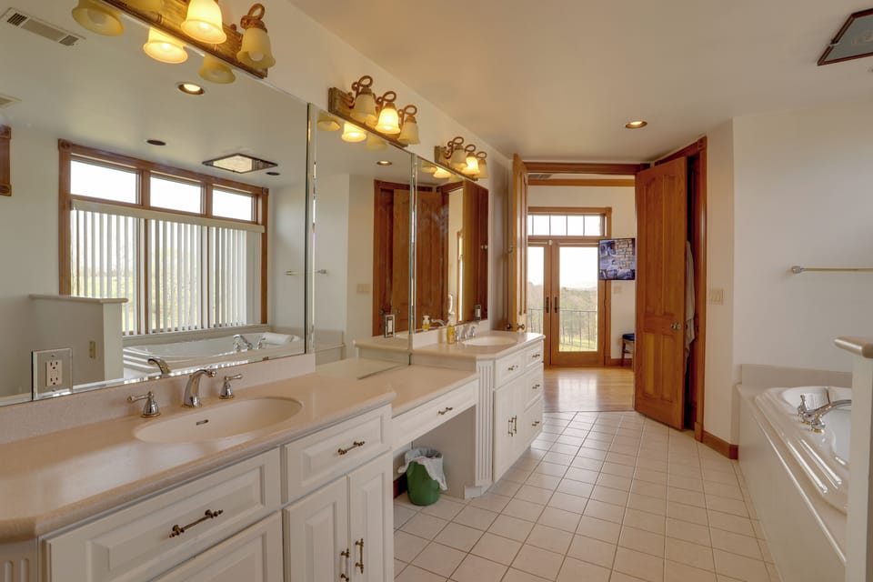 Full Bathroom | Jetted Tub Out of Order
