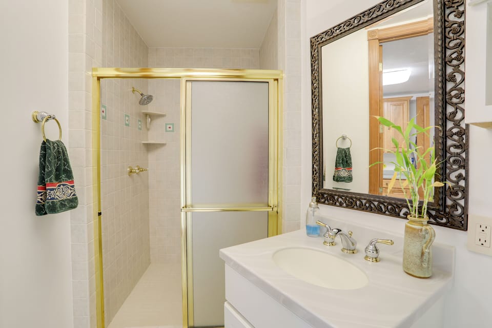 Full Bathroom | Towels Provided