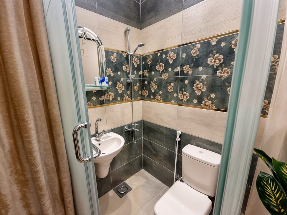 Superior Single Room, Private Bathroom | Bathroom | Combined shower/tub, free toiletries, hair dryer, bidet