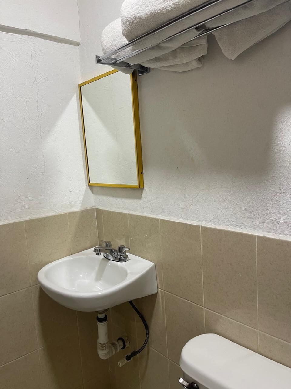 Economy Single Room, Private Bathroom | Bathroom | Shower, towels, soap, shampoo
