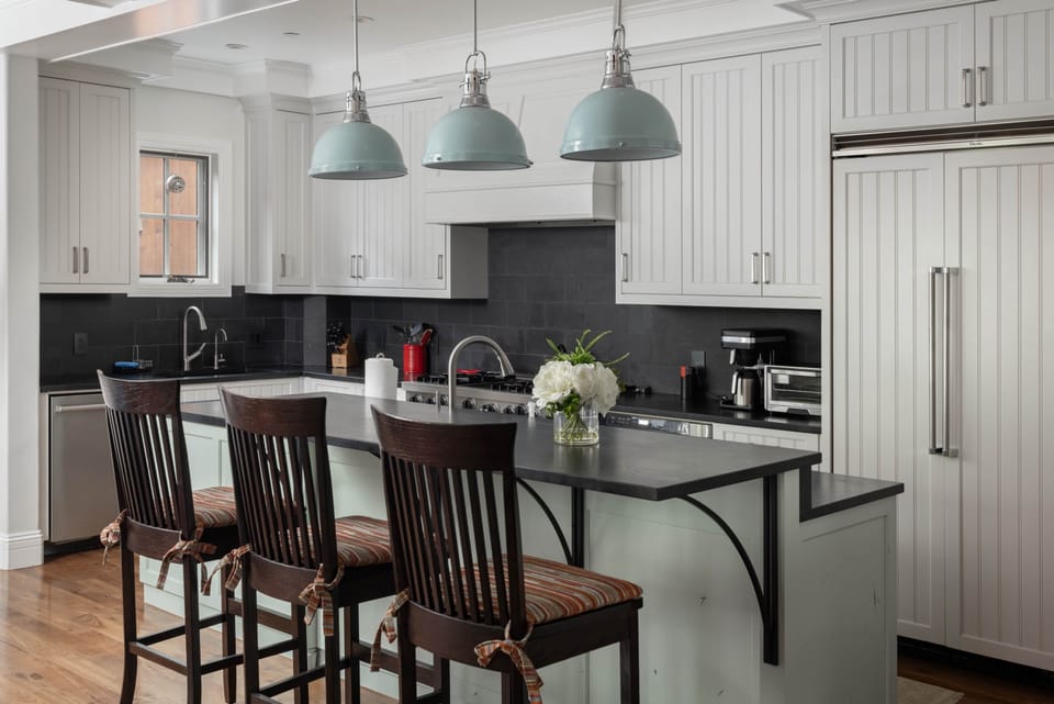 Additional seating at breakfast bar by kitchen
