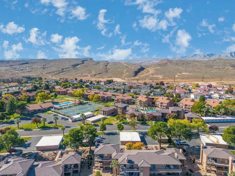 Enjoy a prime location in St. George, with stunning red rock views, resort-style amenities, and close proximity to top attractions.