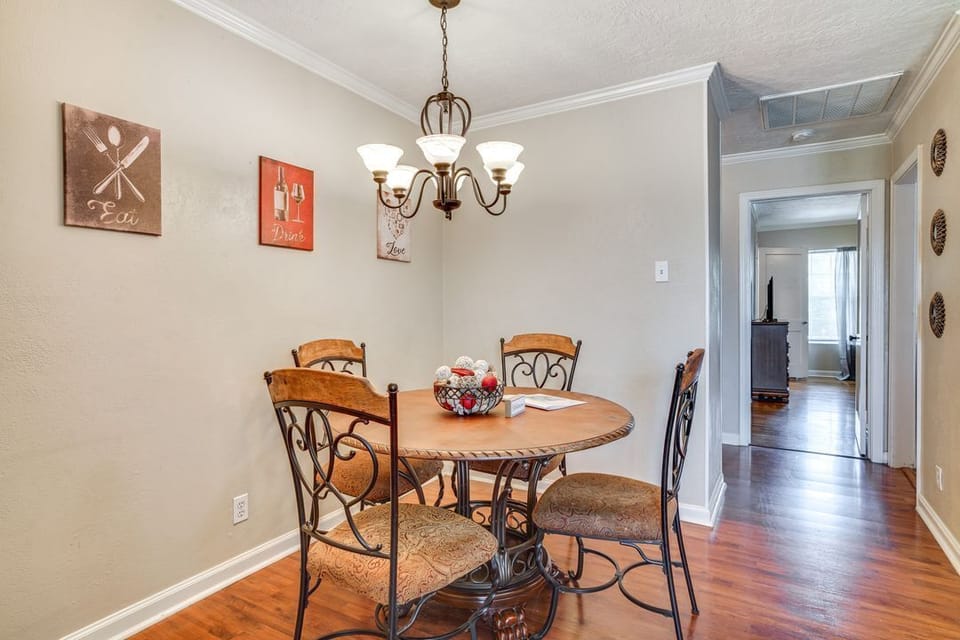 Dining Area & Hallway