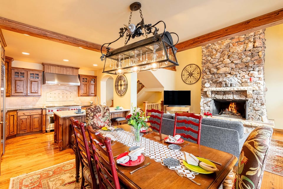Dining area with seating for 6