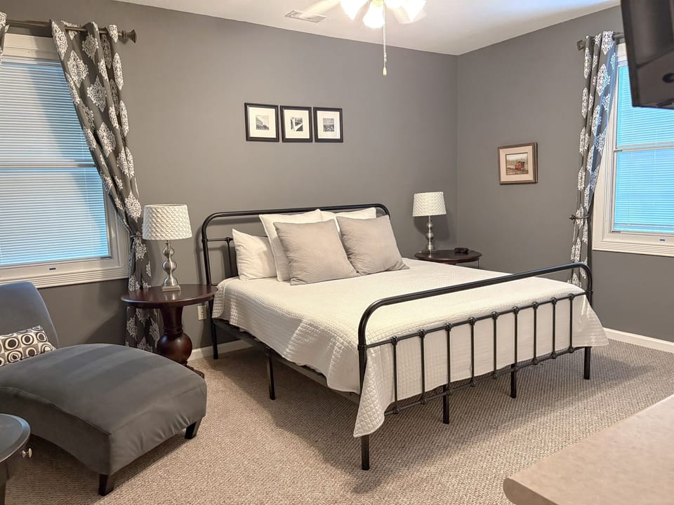 Discover the charm of Caboose Suite, your cozy getaway in the heart of downtown.