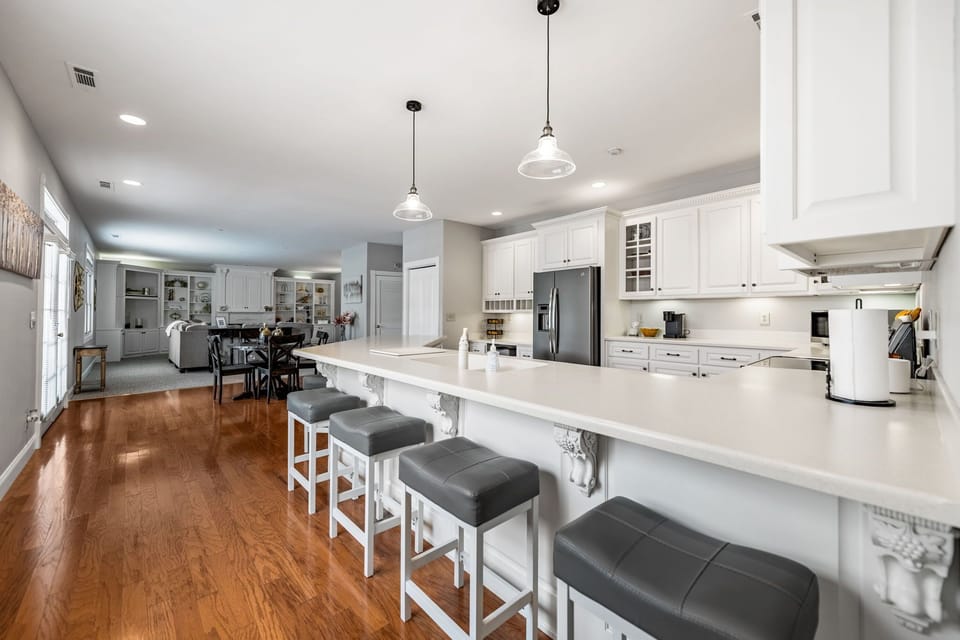 Prepare gourmet meals in the full kitchen, equipped with everything you need.