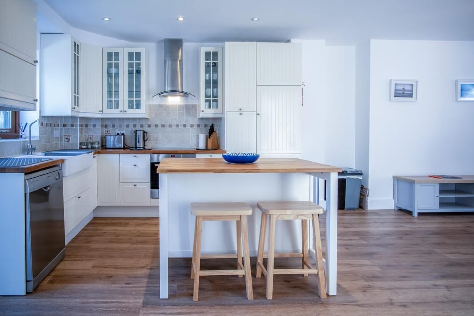 Nottage Road - 3 Bedroom Holiday Home - Mumbles (6773)