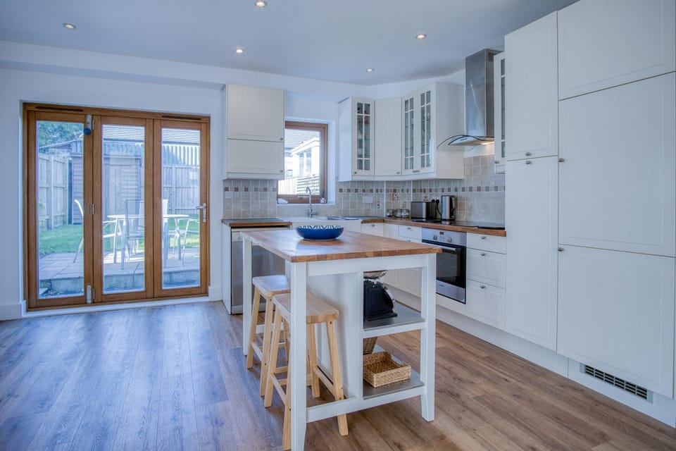 Nottage Road - 3 Bedroom Holiday Home - Mumbles (6767)