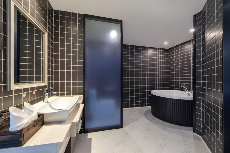 Executive Suite | Premium bedding, memory foam beds, laptop workspace, blackout drapes