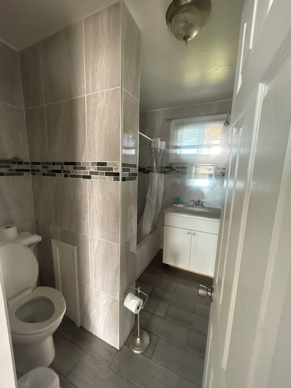 Studio Suite, 1 Queen Bed | Bathroom | Combined shower/tub, free toiletries, hair dryer, towels
