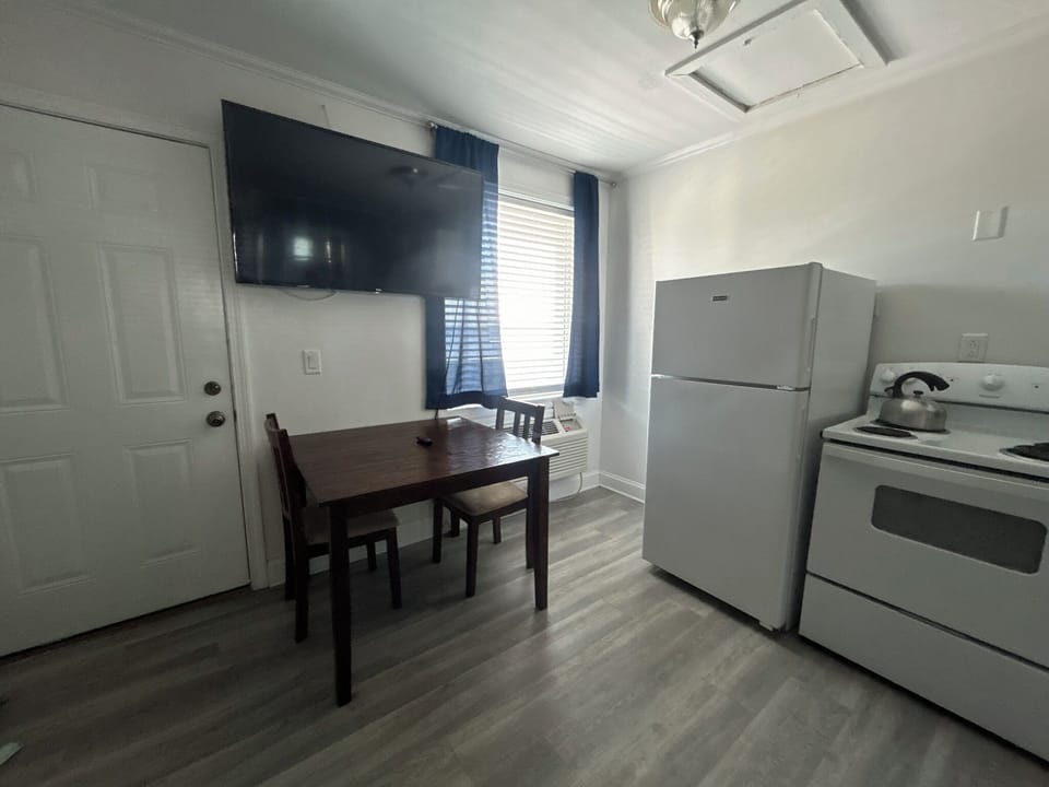 Studio Suite, 1 Queen Bed | Television