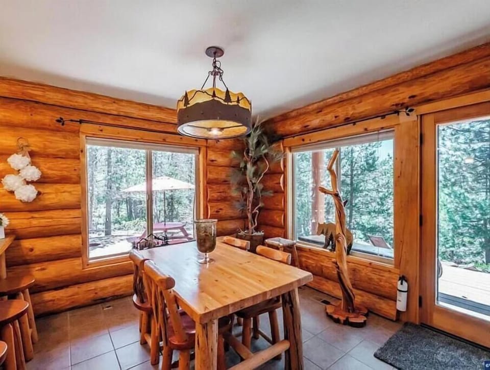 Kitchen table seats 4-6