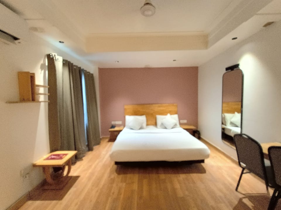 Luxury Room | Iron/ironing board, free WiFi