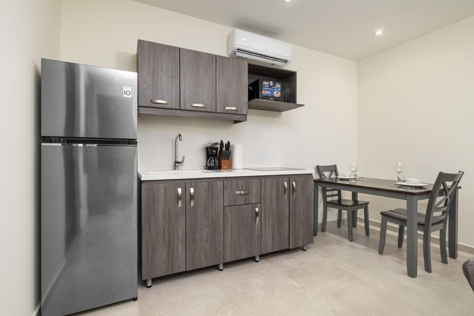 Effortless dining at Palm Beach 623! This well-equipped kitchen features modern appliances and a cozy dining area for your convenience.