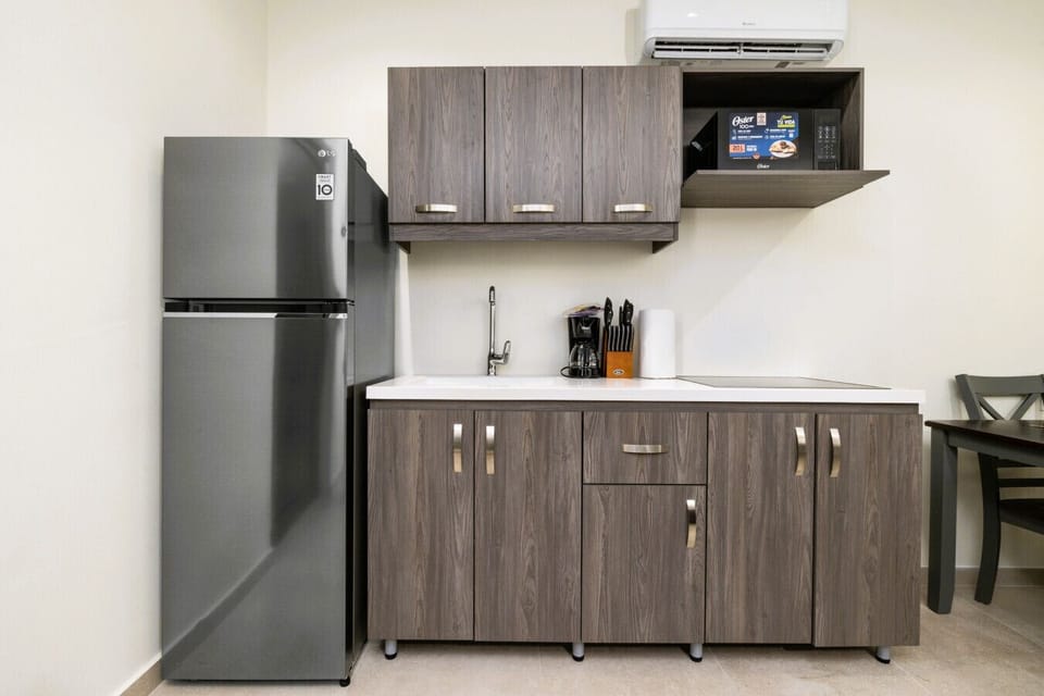 Enjoy the convenience of a fully equipped kitchen at Palm Beach 623! With modern appliances and ample storage, you’ll feel right at home during your stay.
