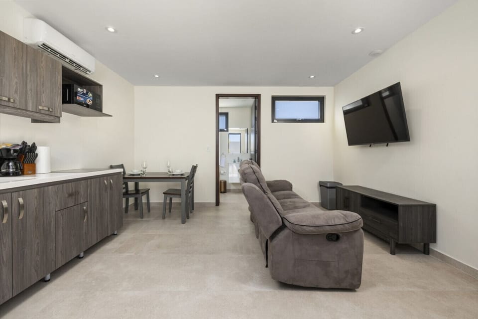 Experience comfort and convenience at Palm Beach 623! This inviting living space seamlessly combines a kitchen, dining area, and relaxing lounge, perfect for your getaway.