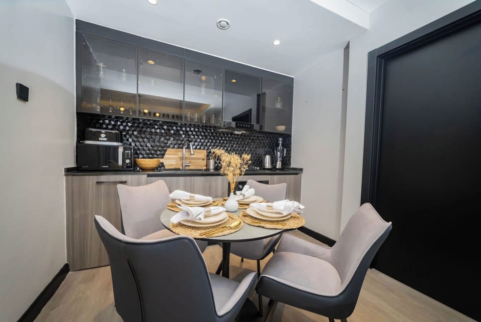 Deluxe Apartment, City View | In-room dining