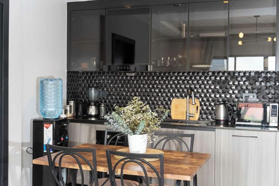 Deluxe Apartment, City View | Private kitchen | Stovetop, cookware/dishes/utensils