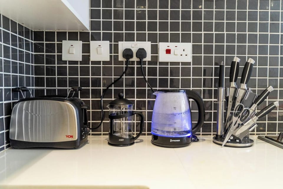 Deluxe Apartment, City View | Private kitchen | Stovetop, cookware/dishes/utensils