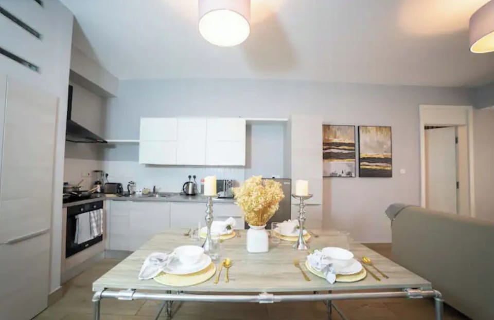 Deluxe Apartment, City View | In-room dining