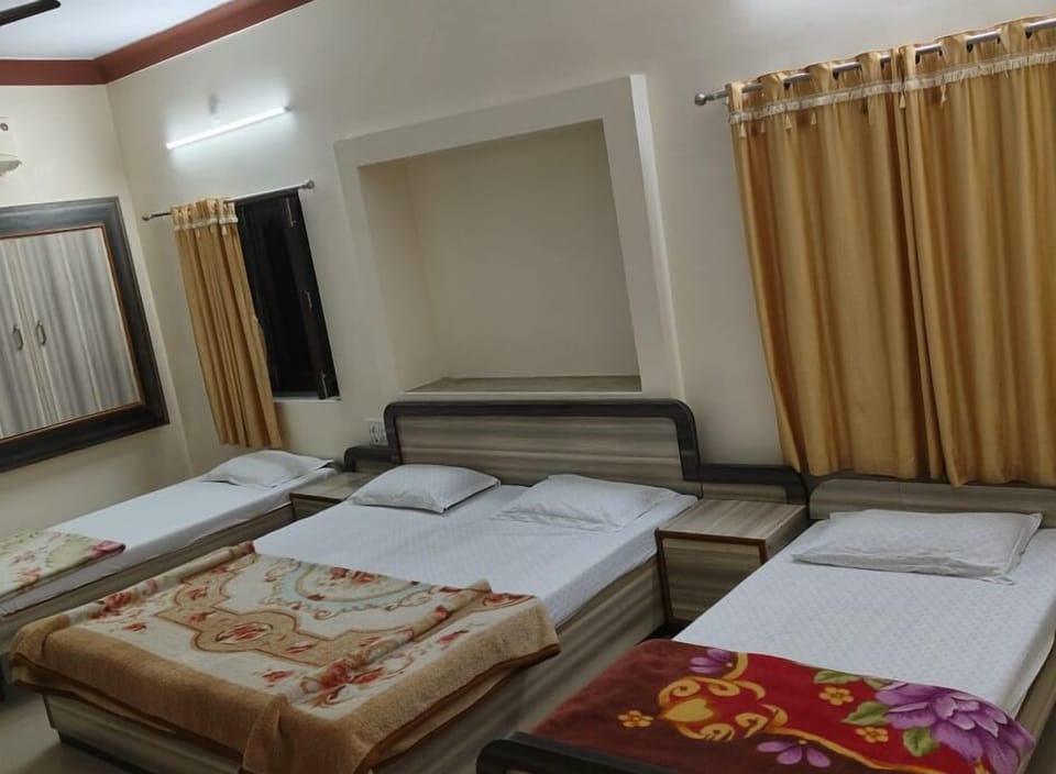 Deluxe Quadruple Room | Desk