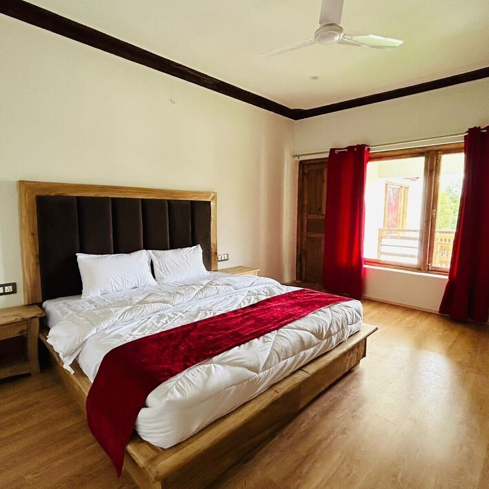 Double Room | Desk, WiFi (free), bed sheets