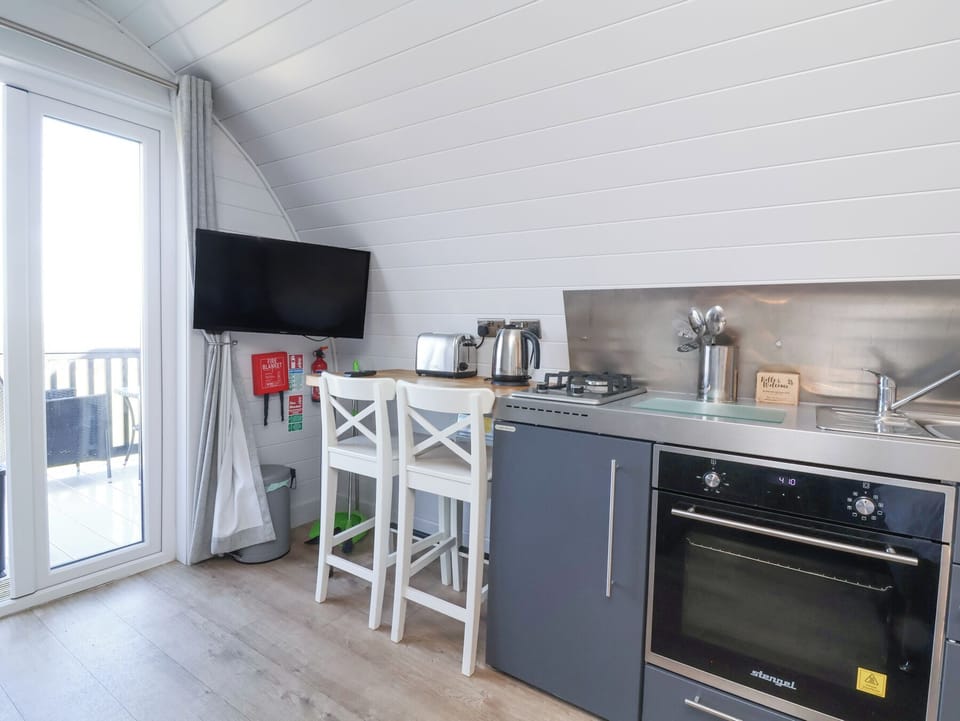 Fridge, cookware/dishes/utensils