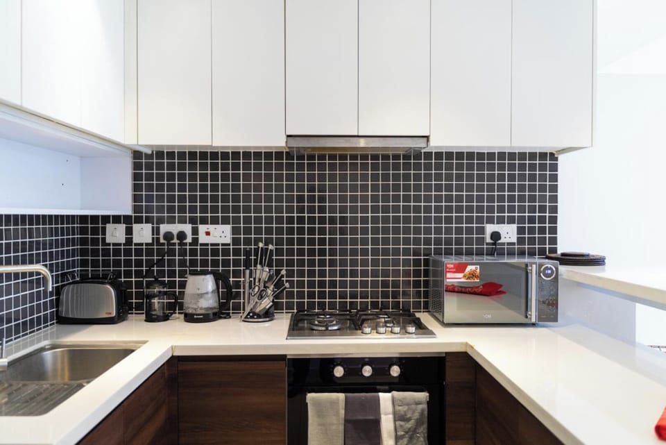Deluxe Apartment, City View | Private kitchen | Stovetop, cookware/dishes/utensils