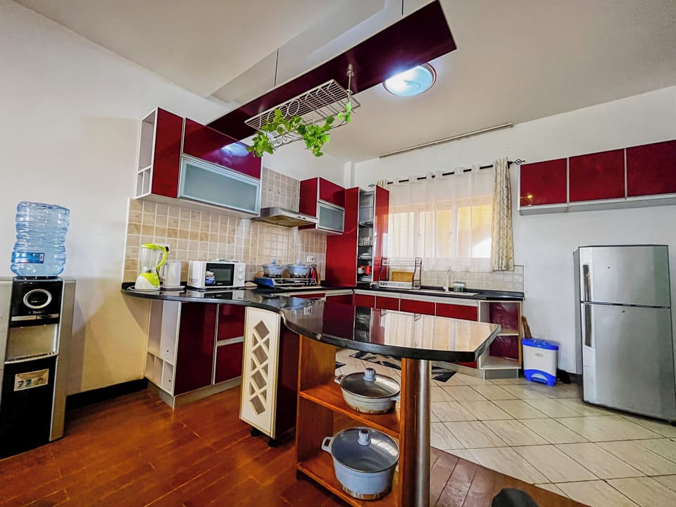 Deluxe Penthouse, Ocean View | Private kitchen | Fridge, microwave, oven, cookware/dishes/utensils