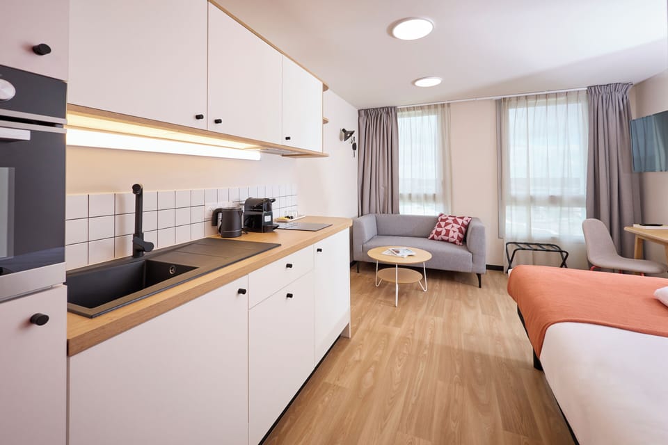 Appart M Standard | Individually furnished, desk, laptop workspace, soundproofing