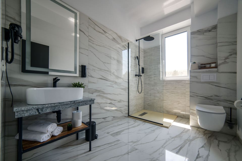 Shower, free toiletries, hair dryer, towels