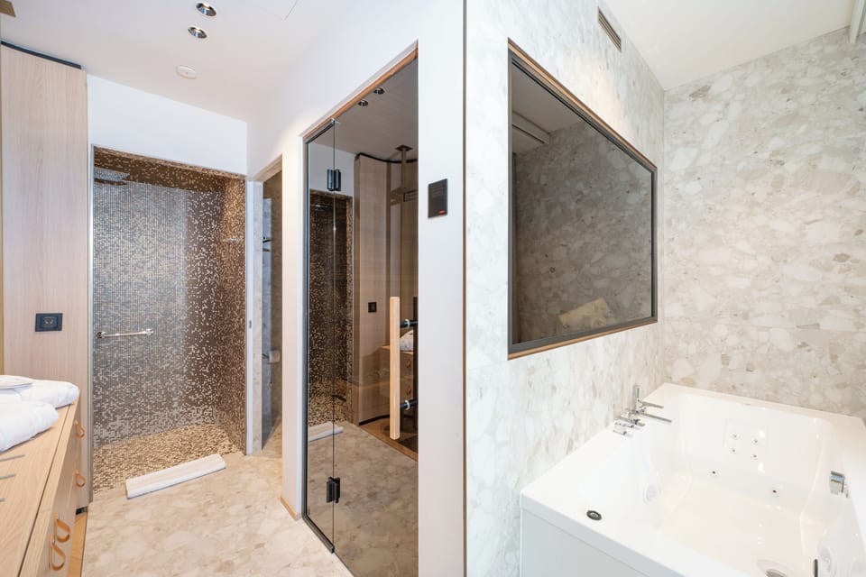 Luxury Suite, Balcony | Bathroom | Hair dryer, towels, soap, shampoo