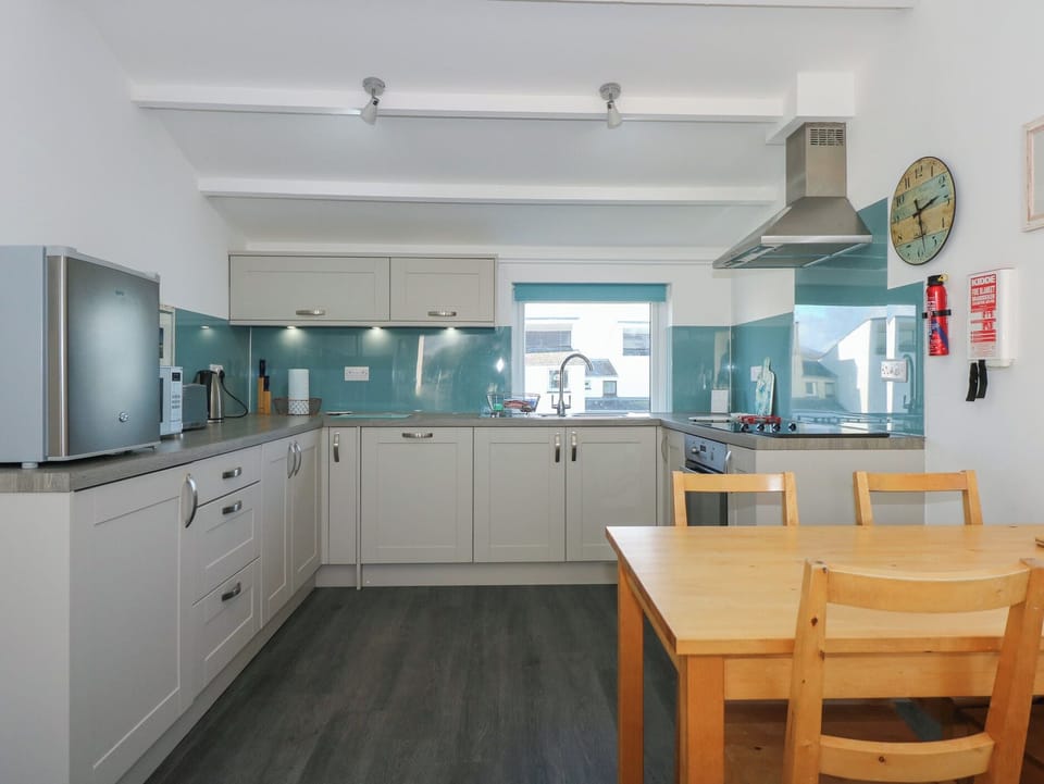 Fridge, microwave, dishwasher, cookware/dishes/utensils
