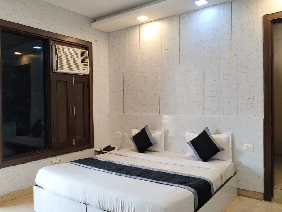 Deluxe Room, Balcony, Park View | In-room safe, desk, laptop workspace, blackout drapes