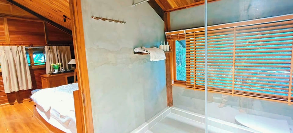 Classic Villa, 4 Bedrooms, Private Pool, Garden View | Bathroom | Shower, designer toiletries, hair dryer, slippers