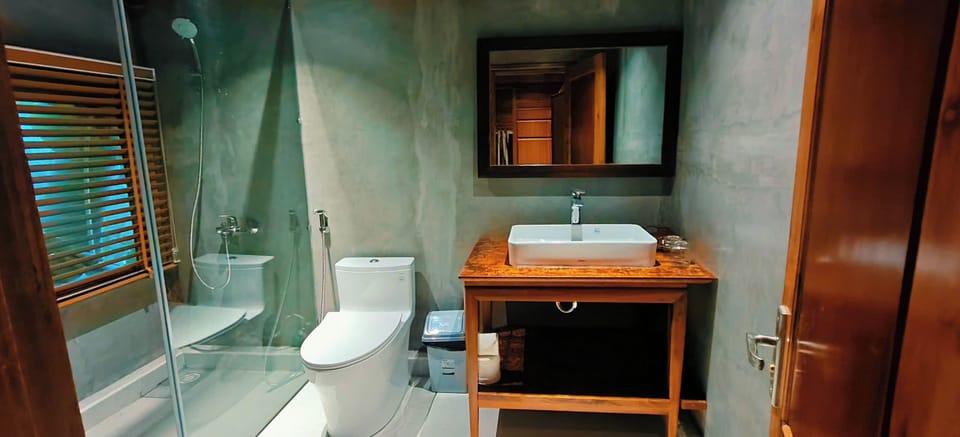 Classic Villa, 4 Bedrooms, Private Pool, Garden View | Bathroom | Shower, designer toiletries, hair dryer, slippers