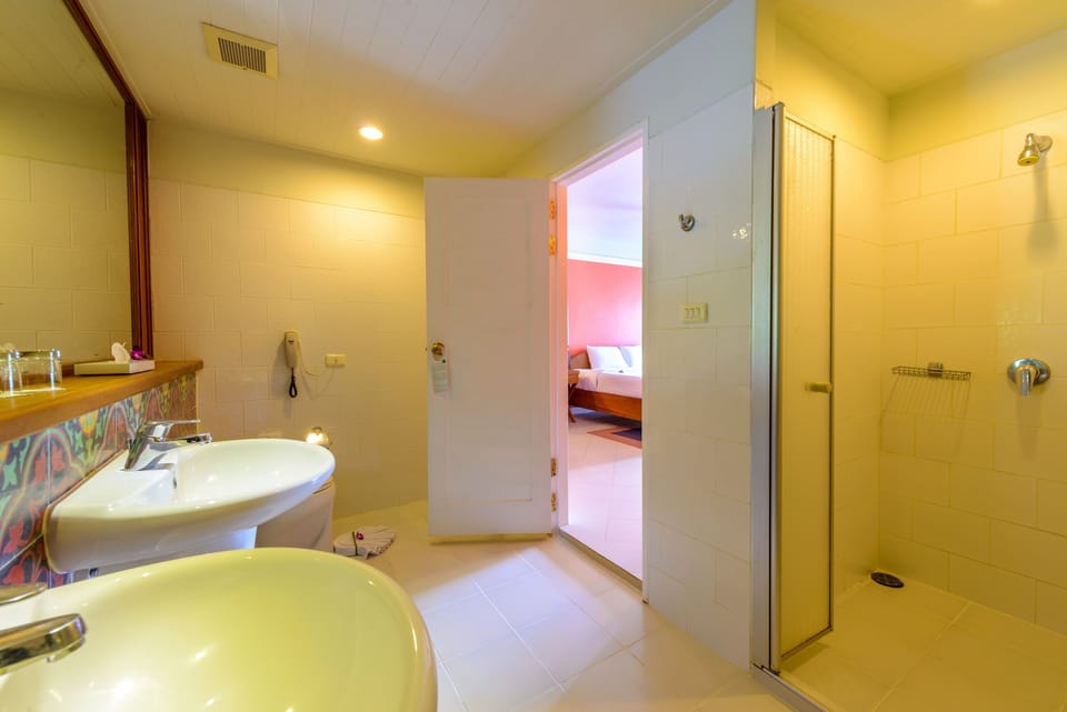 Family Suite | Bathroom | Separate tub and shower, rainfall showerhead, free toiletries