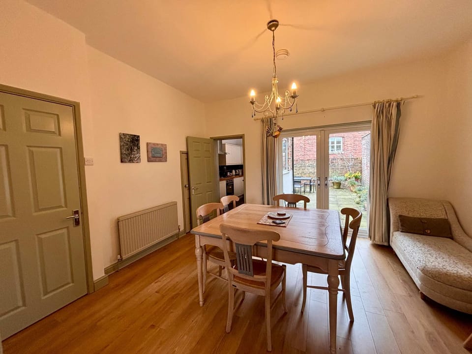 Apartment | 2 bedrooms, desk, Internet