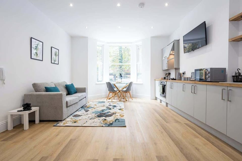 The open-plan living space benefits from a sofa-bed, a 4-seater dining table and a fully equipped kitchen with everything you need for a short or long-term stay in Manchester.
